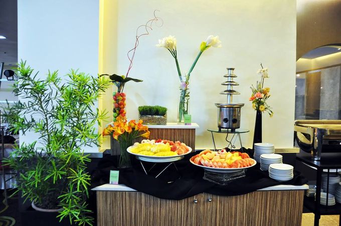  Buffet Food Set up by GREENHILLS ELAN HOTEL MODERN  Bridestory.com
