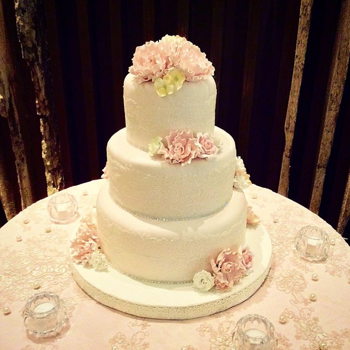 3 layers wedding cakes by LeNovelle Cake | Bridestory.com