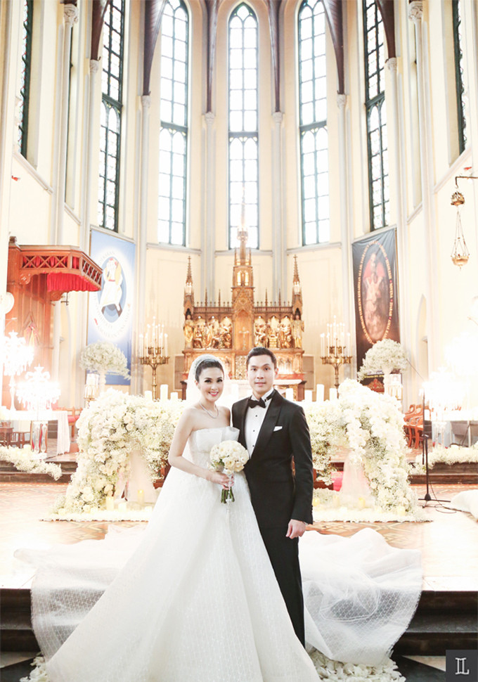 https://secure-images.bridestory.com/images/c_scale,dpr_1.0,f_auto,fl_progressive,pg_1,q_90,w_680/v1/blogs/06_abftqs/sandra-dewi-and-harvey-moeis-dreamy-wedding-in-jakarta-26.jpg