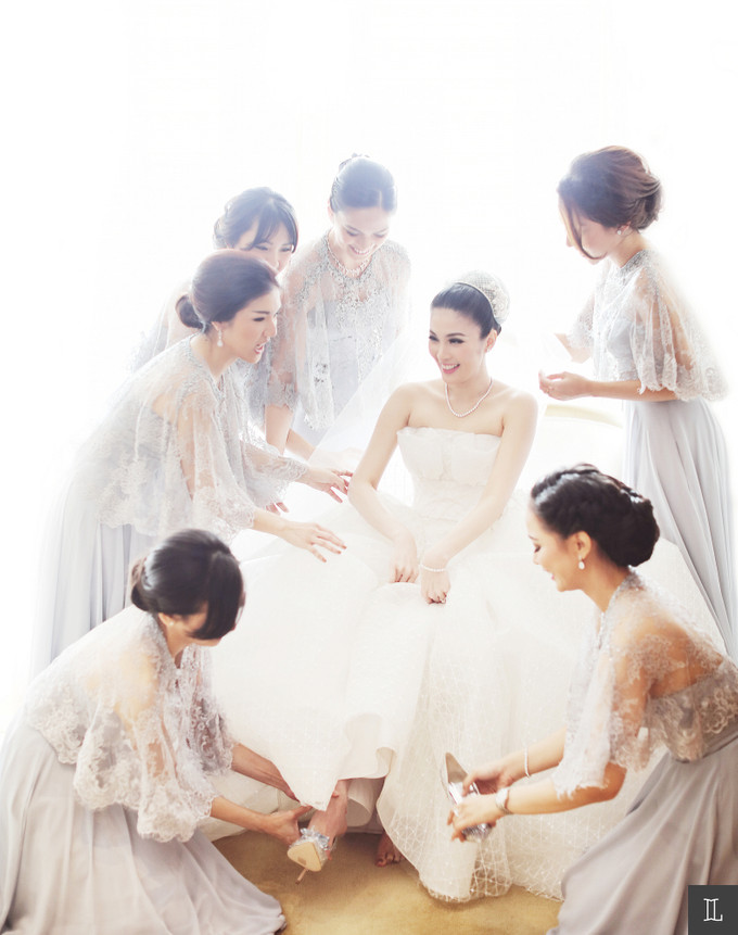 https://secure-images.bridestory.com/images/c_scale,dpr_1.0,f_auto,fl_progressive,pg_1,q_90,w_680/v1/blogs/0S2A9403_ch0gpf/sandra-dewi-and-harvey-moeis-dreamy-wedding-in-jakarta-14.jpg